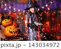 光る魔法の杖を構える悪魔の仮装をした女の子のシネマティックなハロウィンポートレート 143034972
