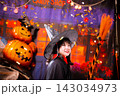 光る魔法の杖を構える悪魔の仮装をした女の子のシネマティックなハロウィンポートレート 143034973