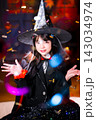 光る魔法の杖を構える悪魔の仮装をした女の子のシネマティックなハロウィンポートレート 143034974
