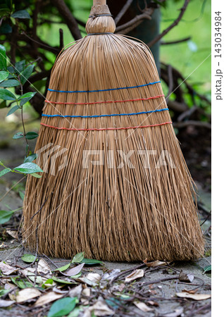Straw Broom with Dry Leaves on Garden Path Straw Broom with Dry Leaves on Garden Path 143034984