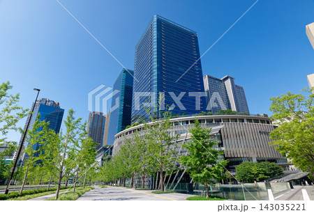 JR大阪駅前の高層ビル群 (グランフロント大阪やヒルトン大阪梅田) 143035221