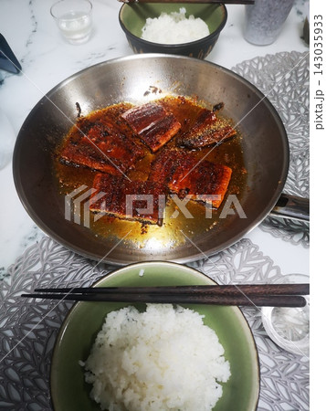 スーパーの鰻を焼き直す スーパーの鰻を焼き直す 143035933