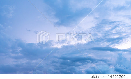 真夏の夕暮れ時に流れる雷雲、稲妻 143037094