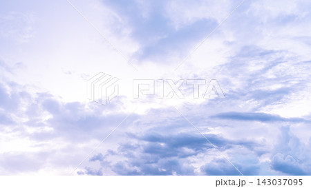 真夏の夕暮れ時に流れる雷雲、稲妻 真夏の夕暮れ時に流れる雷雲、稲妻 143037095