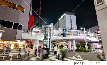 夜の船橋駅前 横断歩道 143037469