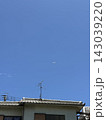 青空に浮かぶ月 143039220