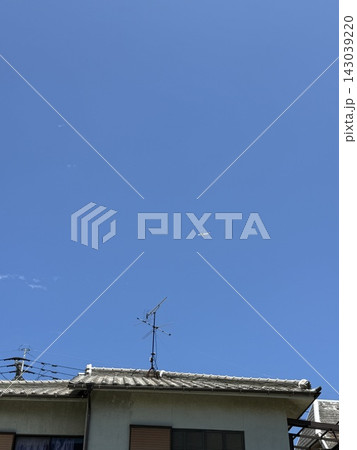 青空に浮かぶ月 143039220