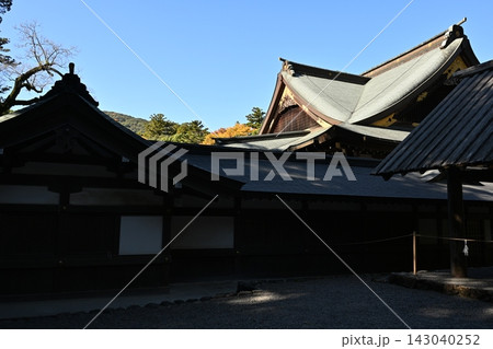 11月、伊勢神宮の神楽殿の屋根 143040252