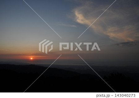 10月、和泉葛城山からの夕日 143040273