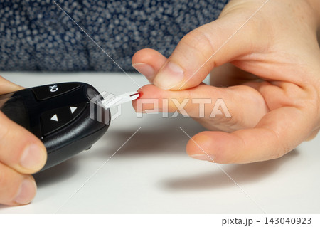 Measuring blood glucose levels, sugar test with a home glucometer 143040923
