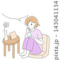 更年期障害の症状や体調不良についてスマホで検索し悩む女性のイラスト 143041134