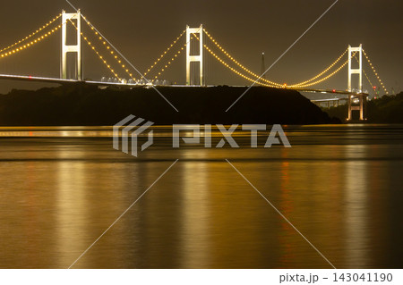 ライトアップされた来島海峡大橋 ライトアップされた来島海峡大橋 143041190