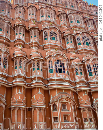 Detail of the facade of the Hawa Mahal (Palace of the Winds) in Jaipur, India. 143041303
