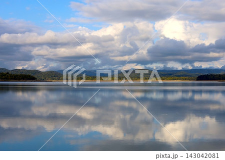 九月の北海道、朱鞠内湖、しゅまりないこ、夏の終わりの湖畔にて、北海道の夏から秋へと移る景色を堪能 九月の北海道、朱鞠内湖、しゅまりないこ、夏の終わりの湖畔にて、北海道の夏から秋へと移る景色を堪能 143042081