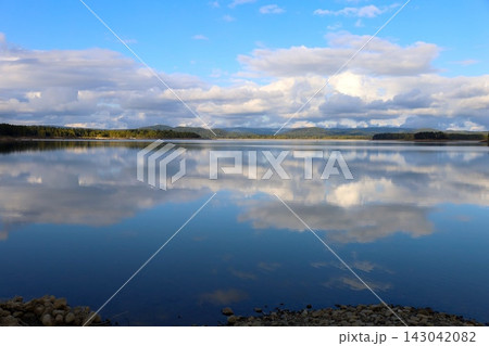 九月の北海道、朱鞠内湖、しゅまりないこ、夏の終わりの湖畔にて、北海道の夏から秋へと移る景色を堪能 九月の北海道、朱鞠内湖、しゅまりないこ、夏の終わりの湖畔にて、北海道の夏から秋へと移る景色を堪能 143042082