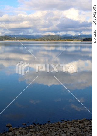 九月の北海道、朱鞠内湖、しゅまりないこ、夏の終わりの湖畔にて、北海道の夏から秋へと移る景色を堪能 九月の北海道、朱鞠内湖、しゅまりないこ、夏の終わりの湖畔にて、北海道の夏から秋へと移る景色を堪能 143042088