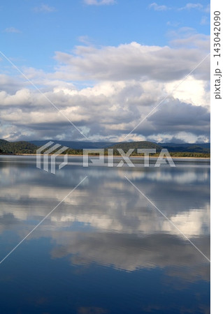 九月の北海道、朱鞠内湖、しゅまりないこ、夏の終わりの湖畔にて、北海道の夏から秋へと移る景色を堪能 143042090