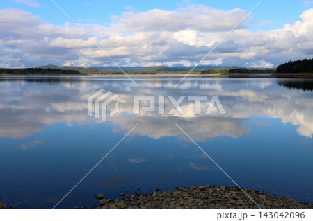九月の北海道、朱鞠内湖、しゅまりないこ、夏の終わりの湖畔にて、北海道の夏から秋へと移る景色を堪能 143042096