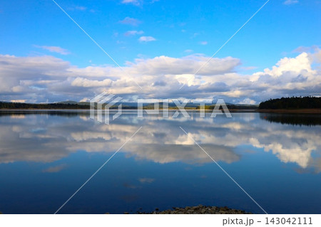 九月の北海道、朱鞠内湖、しゅまりないこ、夏の終わりの湖畔にて、北海道の夏から秋へと移る景色を堪能 九月の北海道、朱鞠内湖、しゅまりないこ、夏の終わりの湖畔にて、北海道の夏から秋へと移る景色を堪能 143042111