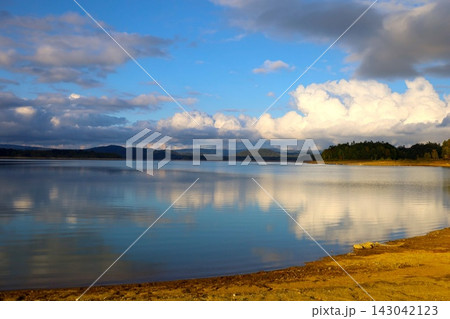 九月の北海道、朱鞠内湖、しゅまりないこ、夏の終わりの湖畔にて、北海道の夏から秋へと移る景色を堪能 九月の北海道、朱鞠内湖、しゅまりないこ、夏の終わりの湖畔にて、北海道の夏から秋へと移る景色を堪能 143042123