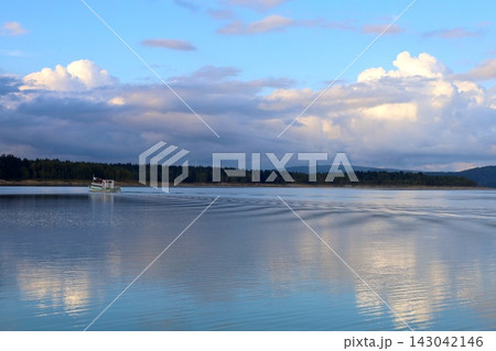 九月の北海道、朱鞠内湖、しゅまりないこ、夏の終わりの湖畔にて、北海道の夏から秋へと移る景色を堪能 九月の北海道、朱鞠内湖、しゅまりないこ、夏の終わりの湖畔にて、北海道の夏から秋へと移る景色を堪能 143042146