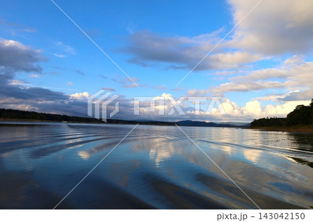 九月の北海道、朱鞠内湖、しゅまりないこ、夏の終わりの湖畔にて、北海道の夏から秋へと移る景色を堪能 九月の北海道、朱鞠内湖、しゅまりないこ、夏の終わりの湖畔にて、北海道の夏から秋へと移る景色を堪能 143042150