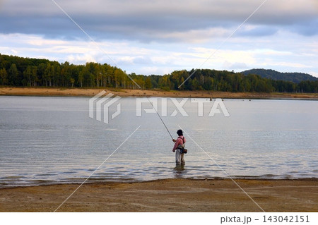 九月の北海道、朱鞠内湖、しゅまりないこ、夏の終わりの湖畔にて、北海道の夏から秋へと移る景色を堪能 143042151
