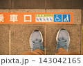電車の乗車口と優先席の足元マークに立つスニーカー姿 143042165