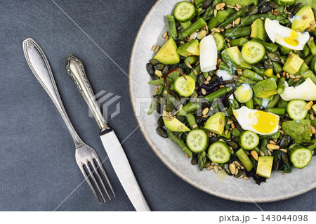 Fresh spring salad with asparagus, avocado and egg 143044098