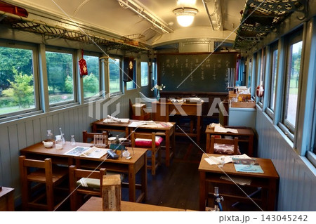 窓の外の緑と温かな照明が映える『窓ぎわのトットちゃん』ゆかりの電車教室 143045242