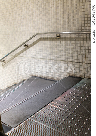 ステンレス製の手すりを備えた屋内階段とタイル壁 143045740