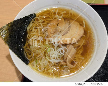 日本の飲食店の醤油ラーメン 143045928
