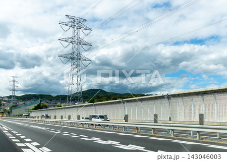 車線が続く高速道路と自然に囲まれた道路風景 車線が続く高速道路と自然に囲まれた道路風景 143046003