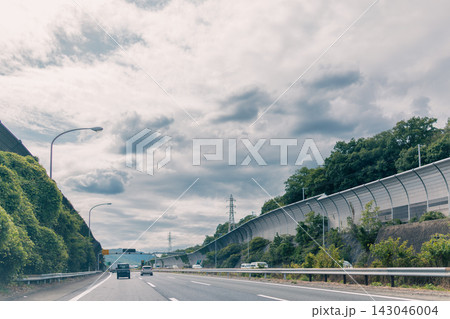 車線が続く高速道路と自然に囲まれた道路風景 車線が続く高速道路と自然に囲まれた道路風景 143046004