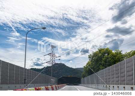 車線が続く高速道路と自然に囲まれた道路風景 車線が続く高速道路と自然に囲まれた道路風景 143046008