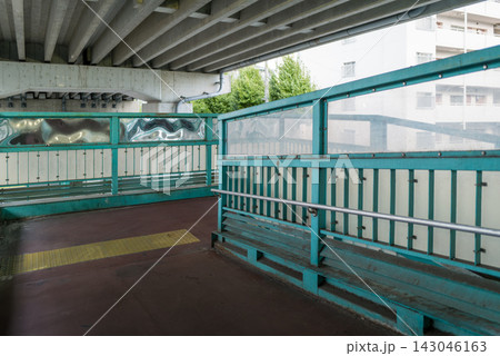 バリアフリーに対応したスロープ状の歩道橋 バリアフリーに対応したスロープ状の歩道橋 143046163
