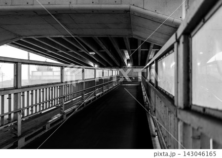 バリアフリーに対応したスロープ状の歩道橋 143046165
