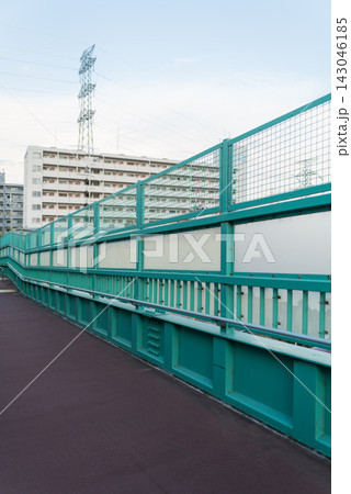 緑色のフェンスと防音壁が続く都市の日常風景 緑色のフェンスと防音壁が続く都市の日常風景 143046185