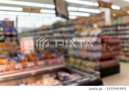 ぼかしたスーパーマーケットの商品棚と店内通路の背景 ぼかしたスーパーマーケットの商品棚と店内通路の背景 143046449