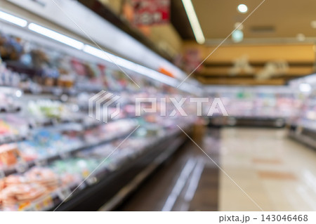 ぼかしたスーパーマーケットの商品棚と店内通路の背景 143046468