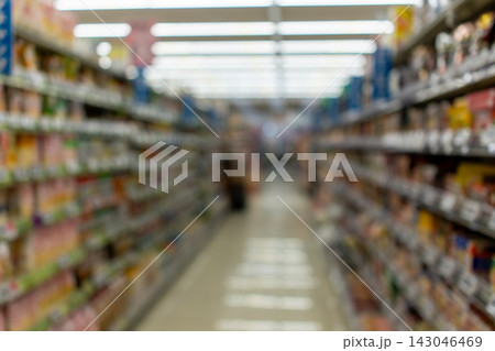 食品売り場の商品棚をソフトフォーカスで撮影した店内風景 食品売り場の商品棚をソフトフォーカスで撮影した店内風景 143046469