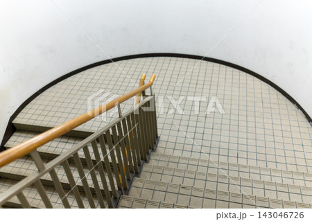 木製手すりとタイル階段のあるシンプルな屋内階段 143046726
