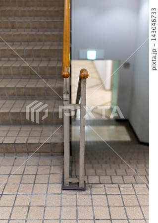 木製手すりとタイル階段のあるシンプルな屋内階段 143046733