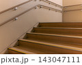 点字ブロックと二段手すりを備えた屋内階段 143047111