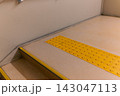 点字ブロックと二段手すりを備えた屋内階段 143047113