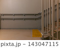 点字ブロックと二段手すりを備えた屋内階段 143047115