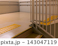 点字ブロックと二段手すりを備えた屋内階段 143047119