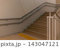 点字ブロックと二段手すりを備えた屋内階段 143047121