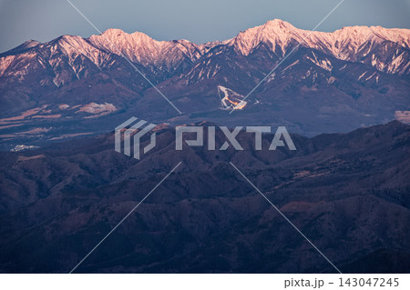 金峰山・鷹見岩から見る夜明けの八ヶ岳 金峰山・鷹見岩から見る夜明けの八ヶ岳 143047245