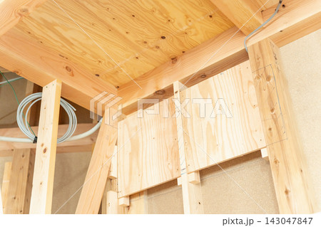 新築木造住宅の建築現場。壁下地と木材の骨組みが見える住宅内部 新築木造住宅の建築現場。壁下地と木材の骨組みが見える住宅内部 143047847